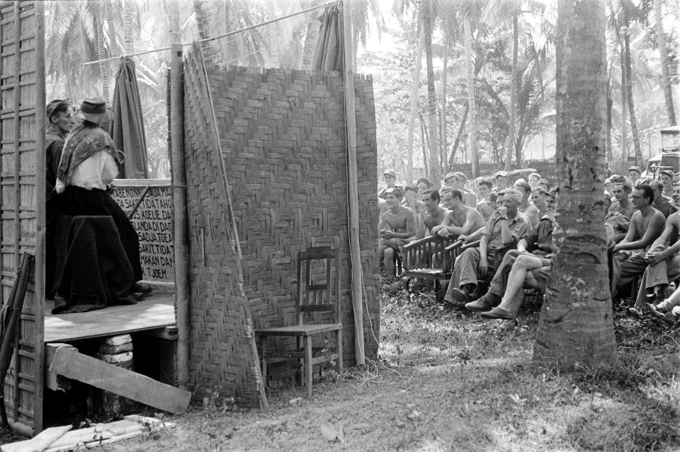 Voorstelling in de open lucht. Cabaret Publiek bestaat uit militairen, Bestanddeelnr 31-3-2