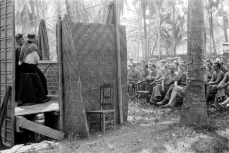 Voorstelling in de open lucht. Cabaret Publiek bestaat uit militairen, Bestanddeelnr 31-3-2