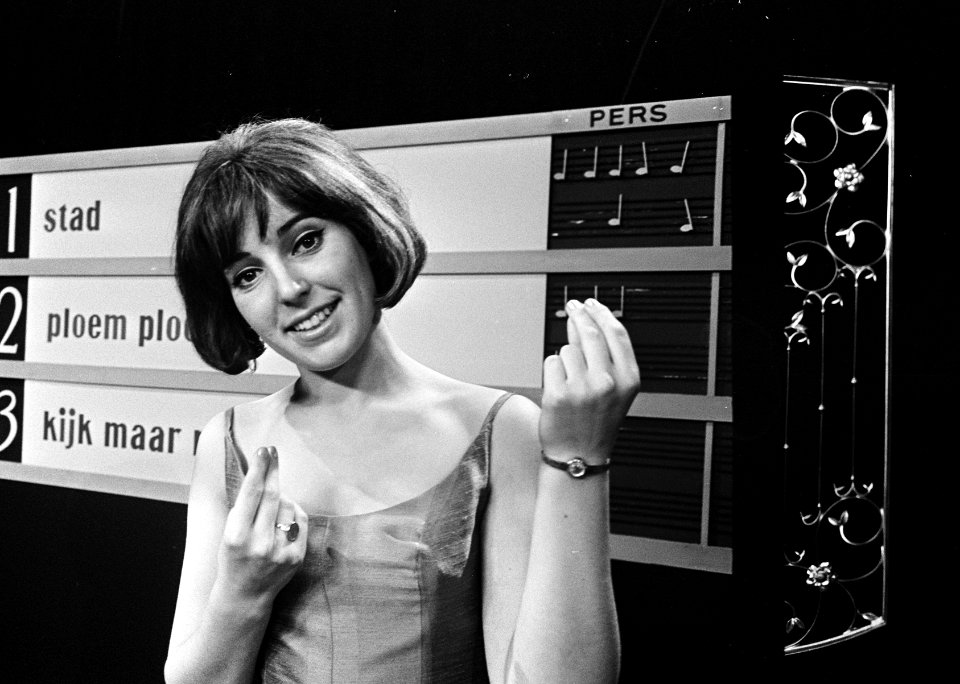 Voorronde finale Nationaal Songfestival 1965, Trea Dobbs voor bord met namen van, Bestanddeelnr 917-4100