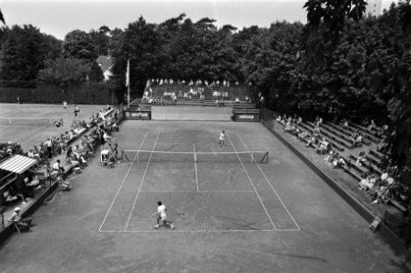 Voorronden tennistoernooi, Hemmes in aktie en overzicht tennisbaan, Bestanddeelnr 928-6892
