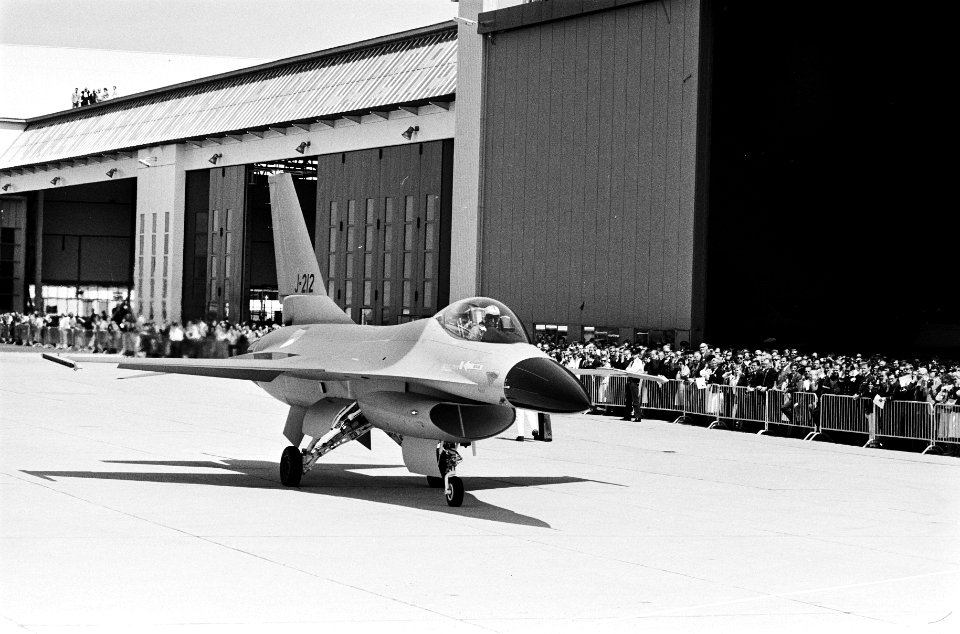 Voorrijden F 16, Bestanddeelnr 930-3008