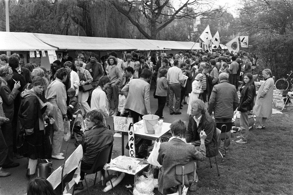 Vondelpark op Bevrijdingsdag omgedoopt tot Vredespark grote drukte, Bestanddeelnr 932-9591