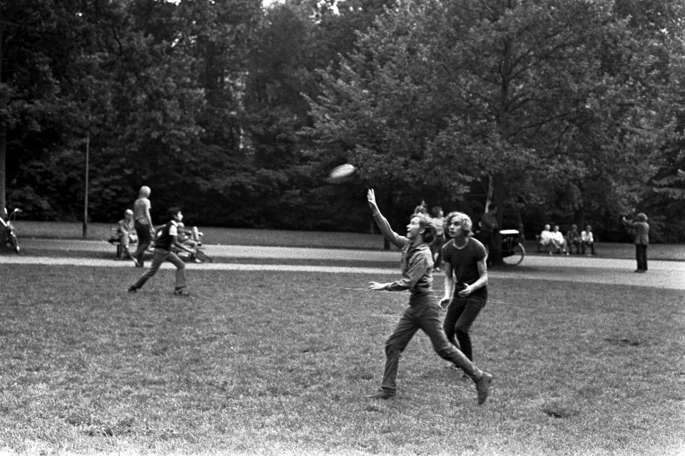 Vondelpark Amsterdam, mensen doen spel, Bestanddeelnr 924-8405