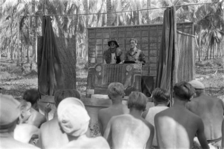 Voorstelling in de open lucht. Cabaret Publiek bestaat uit militairen, Bestanddeelnr 31-3-1