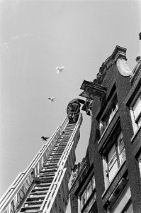 Voorgevel van het pand Prinsengracht 469 dreigt naar beneden te komen, Bestanddeelnr 915-2227
