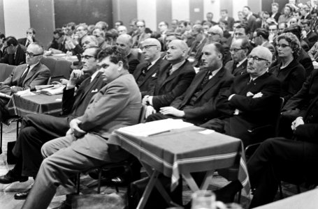 Voorste rij v.l.n.r. Henk Vonhoff (VVD), daarachter v.l.n.r. Jan Smallenbroek, P, Bestanddeelnr 919-7565