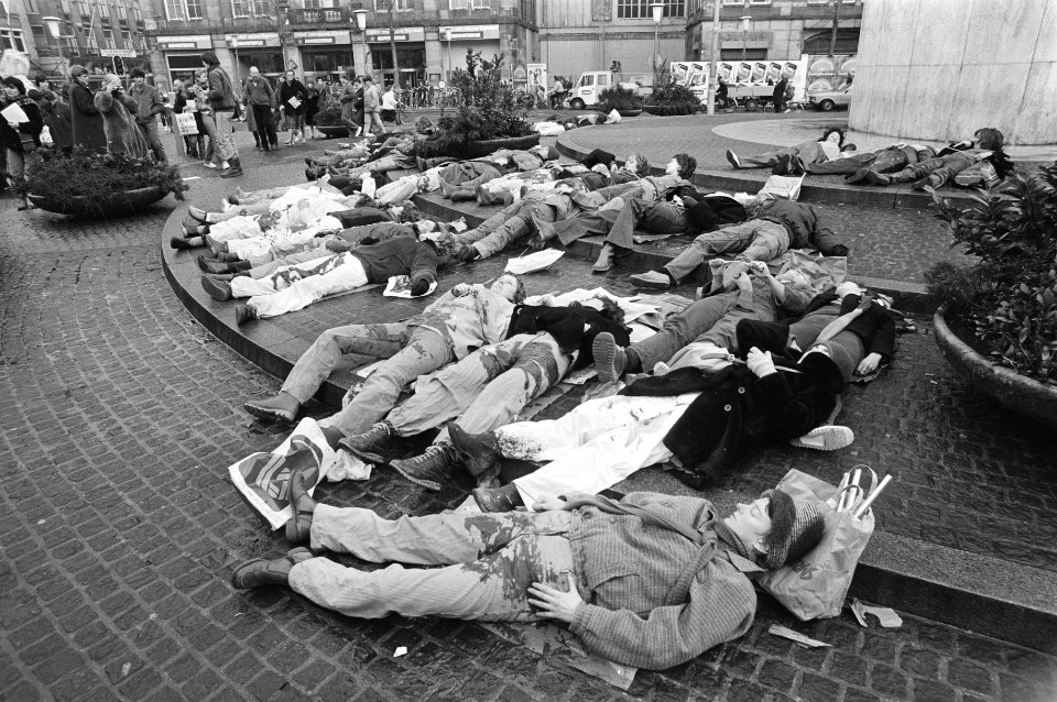 Voor Nationaal Monument op de Dam in Amsterdam hebben vrouwen vandaag liggend ge, Bestanddeelnr 931-2211