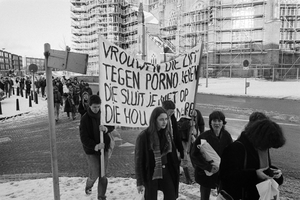 Voor Arnhemse rechtbank staan 12 vrouwen terecht die zgn nonstop sexbioscoop L, Bestanddeelnr 931-2546