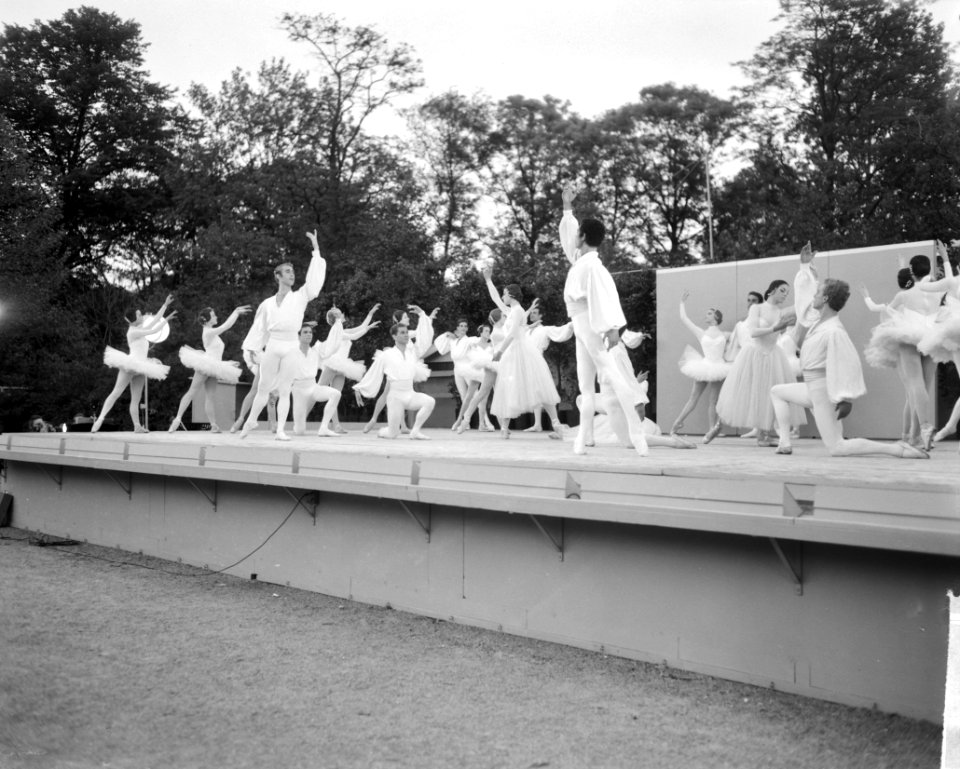 Vondelparkfeesten 1963 geopend met een voorstelling van Het Nationale Ballet o, Bestanddeelnr 915-2219