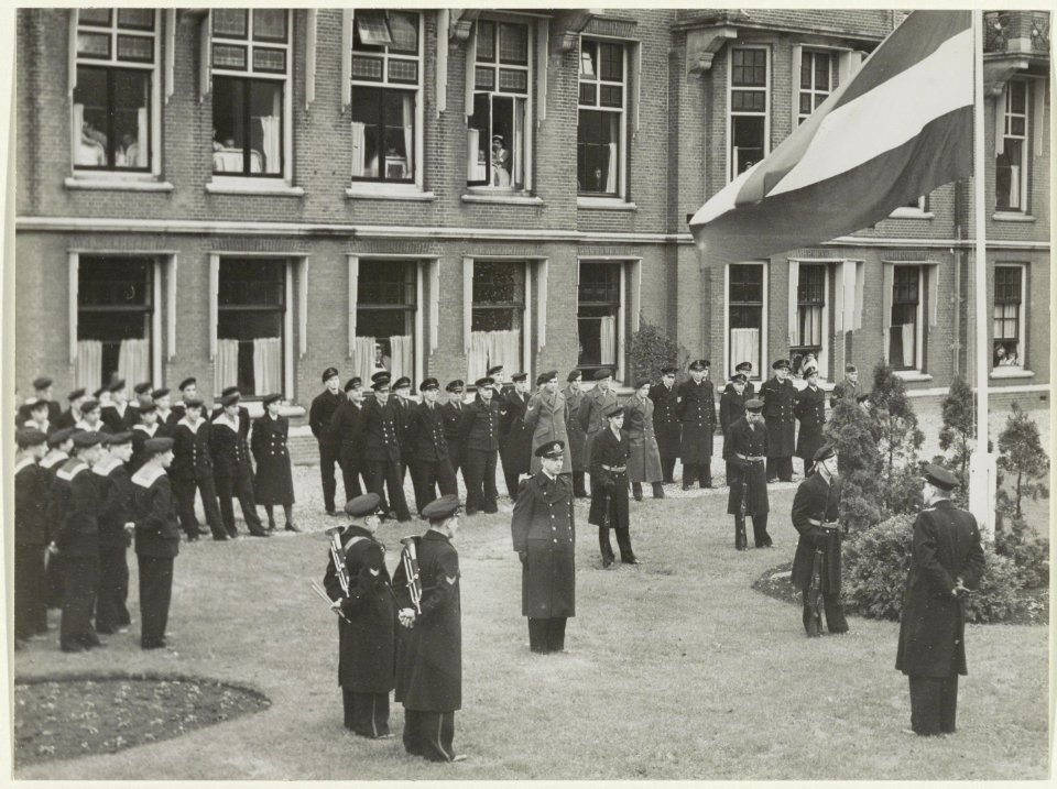 Voor het Marine Hospitaal vindt de beëdiging plaats van Luitenant ter zee , arts KMR, de heer J.J.H.Vrijdaghs. NL-HlmNHA 54004519