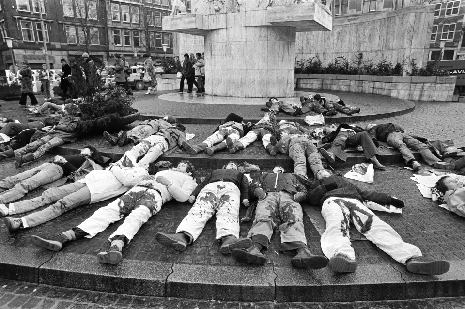 Voor Nationaal Monument op de Dam in Amsterdam hebben vrouwen vandaag liggend ge, Bestanddeelnr 931-2210