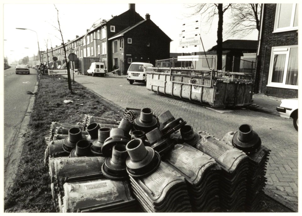 Vondelweg met rechts hoek Nachtegaalstraat, ziende naar het zuiden. Renovatie van woningen van de woningbouwvereniging Randstad. NL-HlmNHA 54032203