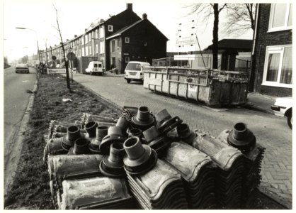 Vondelweg met rechts hoek Nachtegaalstraat, ziende naar het zuiden. Renovatie van woningen van de woningbouwvereniging Randstad. NL-HlmNHA 54032203