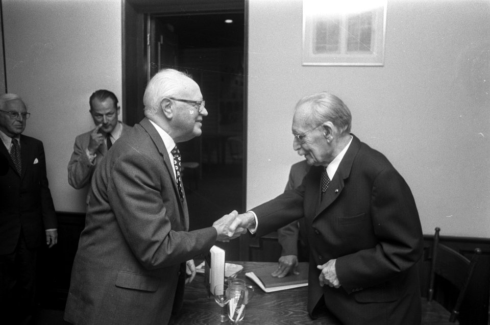 Vondeling houdt boek Het Nederlandse Parlement Vroeger en Nu van dr Drees sr, Bestanddeelnr 928-1489