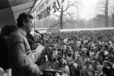 Vondelpark op Bevrijdingsdag omgedoopt tot Vredespark toespraak FNV-voorzitte, Bestanddeelnr 932-9589