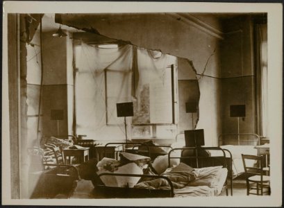 Voor eenige tijd deed een vlieg-eskader van de geallieerden een luchtaanval op d, Bestanddeelnr 158-1900