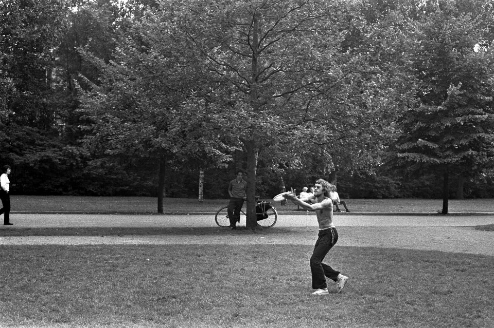 Vondelpark Amsterdam, mensen doen spel, Bestanddeelnr 924-8406