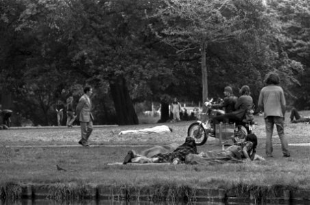 Vondelparkslapers met geit, nummer 17 vondelparkslapers en jongelui op motor, Bestanddeelnr 926-4765