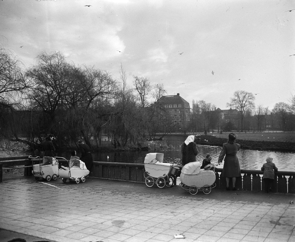 Vondelpark. Moeders in het zonnetje, Bestanddeelnr 902-5585