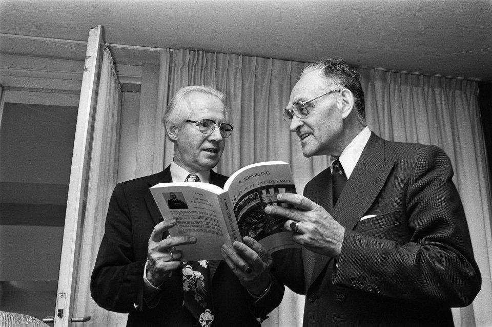 Vondeling overhandigt Jongeling (GVP) boek over Jongeling Jongeling (l) en Verbr, Bestanddeelnr 929-2142