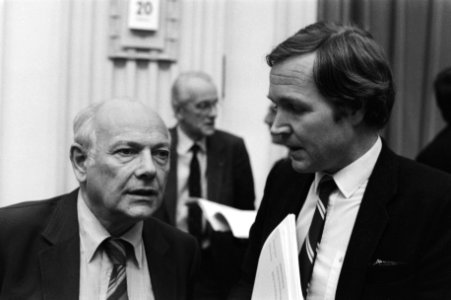 Vooraan v.l.n.r. Joop den Uyl in gesprek met Jan Terlouw, Bestanddeelnr 931-2753