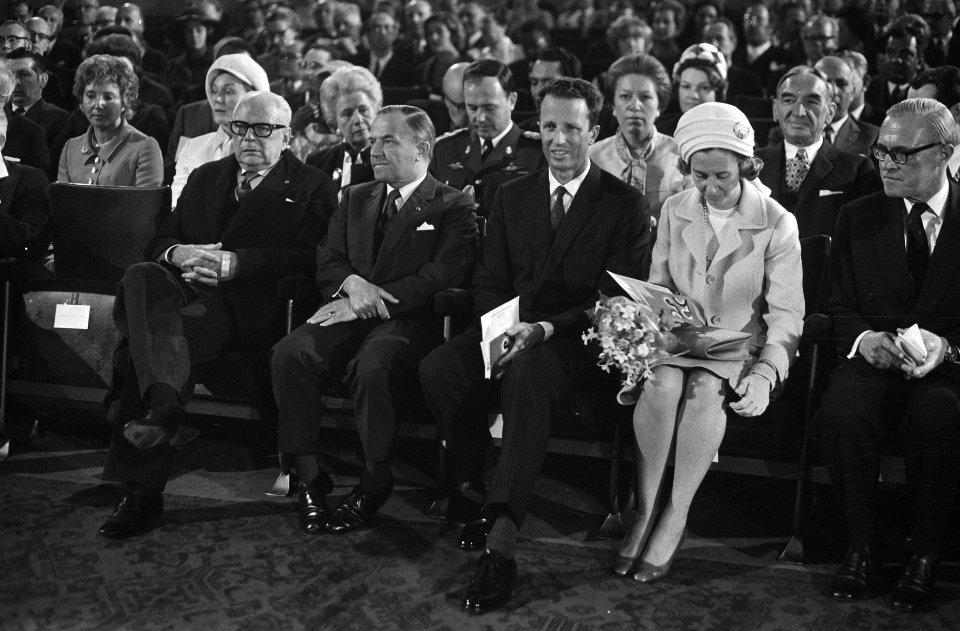Vooraan v.r.n.l. koningin Fabiola, koning Boudewijn en demissionair minister- pr, Bestanddeelnr 924-5505