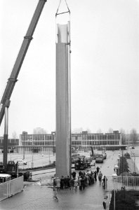 Voor ingang van Jaarbeurs in Utrecht is enorm groot kunstwerk geplaatst, ontworp, Bestanddeelnr 931-2256
