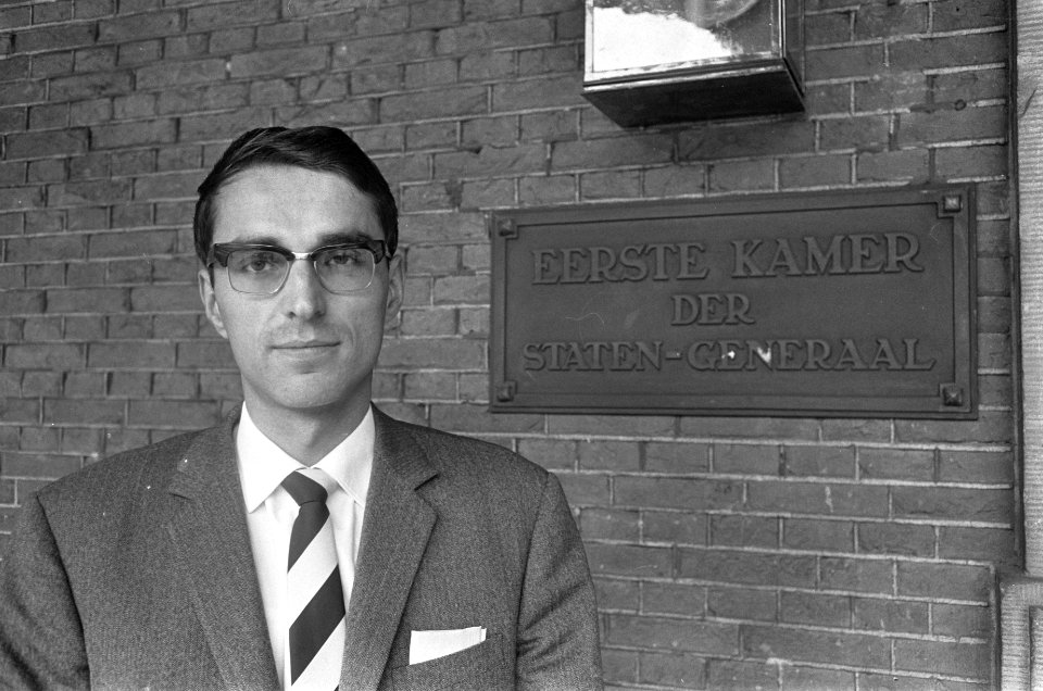 Voor het gebouw van de Eerste Kamer der Staten Generaal, Bestanddeelnr 919-6009
