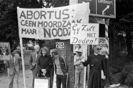 Voor- en tegenstanders van abortus demonstreren voor het Bea-huis (Bloemenhovekl, Bestanddeelnr 927-3590
