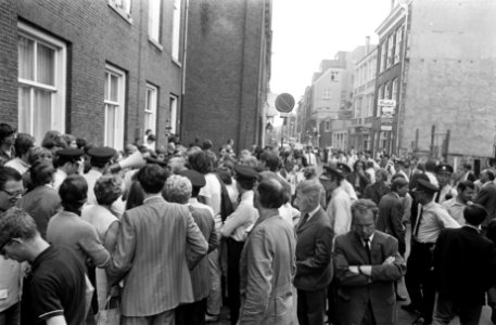 Voor gerechtsgebouw, waar Maagdenhuisbezetters berecht worden, Amsterdam, zingen, Bestanddeelnr 922-5305