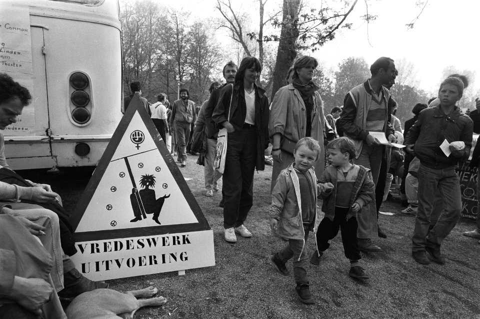 Vondelpark op Bevrijdingsdag omgedoopt tot Vredespark kinderen lopen langs bo, Bestanddeelnr 932-9588