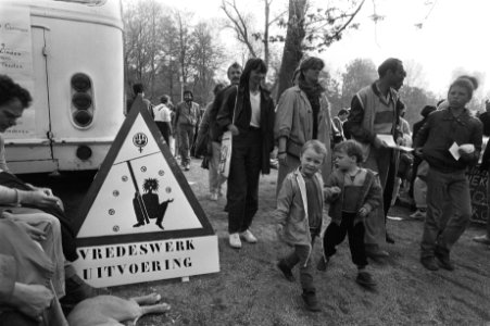 Vondelpark op Bevrijdingsdag omgedoopt tot Vredespark kinderen lopen langs bo, Bestanddeelnr 932-9588