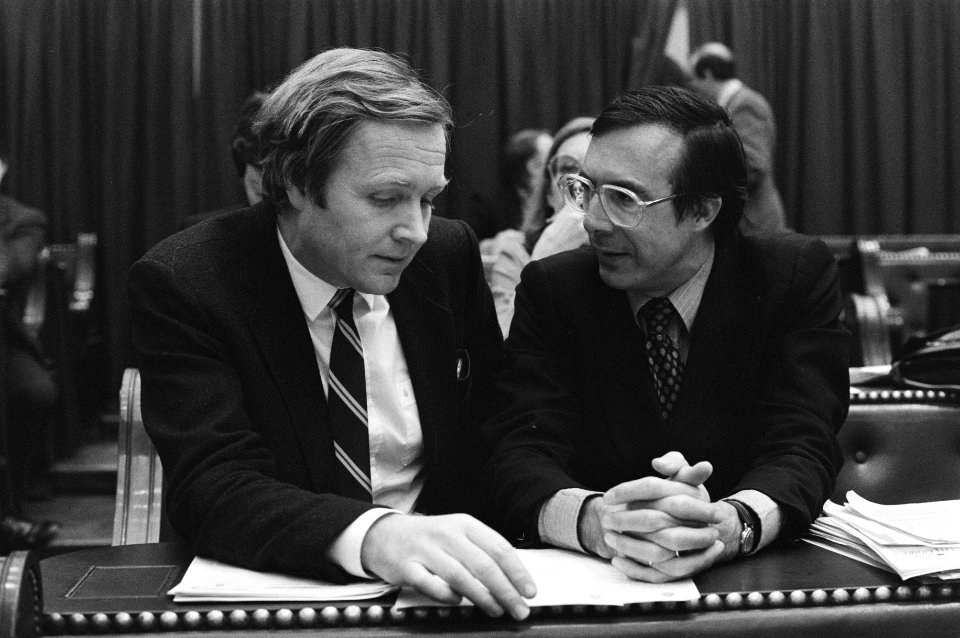 Vooraan v.l.n.r. Jan Terlouw in gesprek met Laurens Jan Brinkhorst, Bestanddeelnr 931-2754