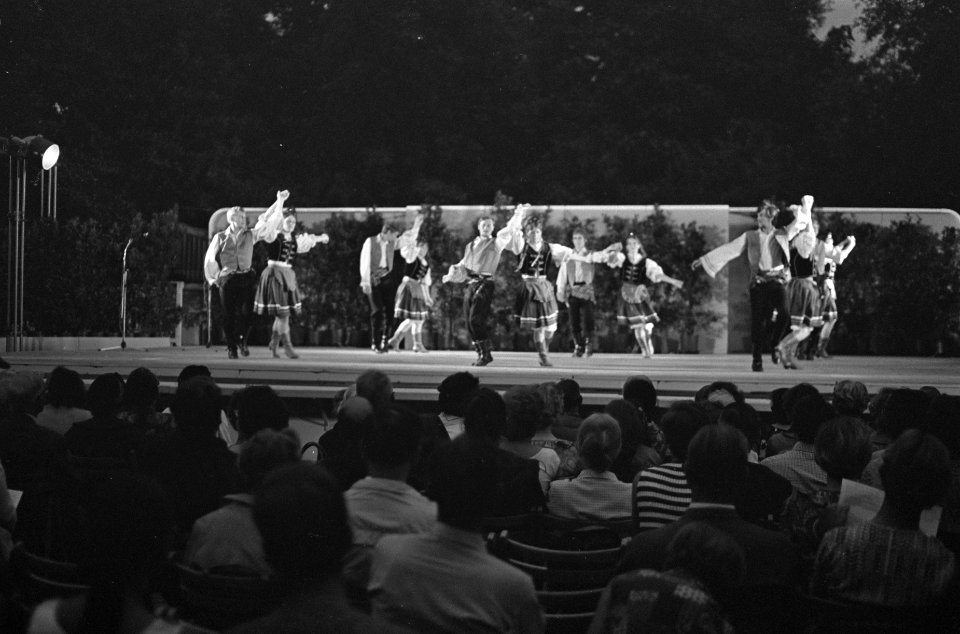 Vondelparkfeesten, een Hongaarse dans uit het programma van volksdansgroep Zajed, Bestanddeelnr 921-4807