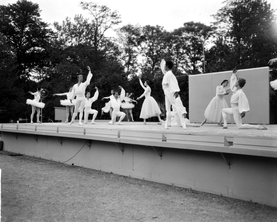 Vondelparkfeesten 1963 geopend met een voorstelling van Het Nationale Ballet o, Bestanddeelnr 915-2218