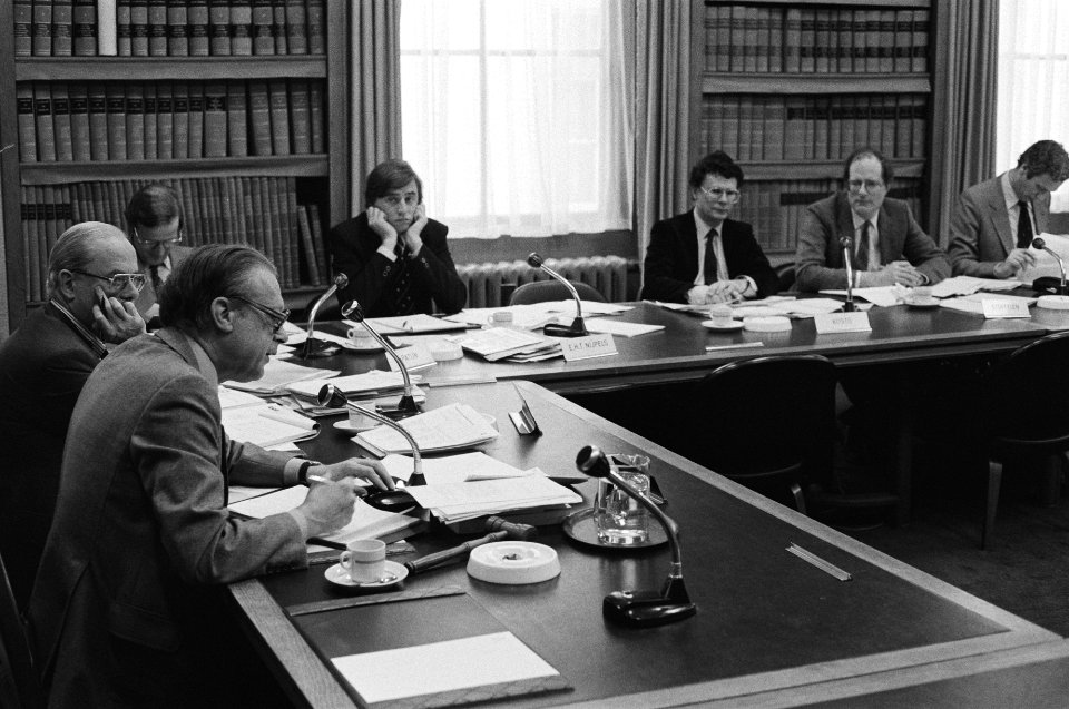 Vooraan staatssecretaris van Eekelen tijdens een vergadering van de vaste kamerc, Bestanddeelnr 931-3107