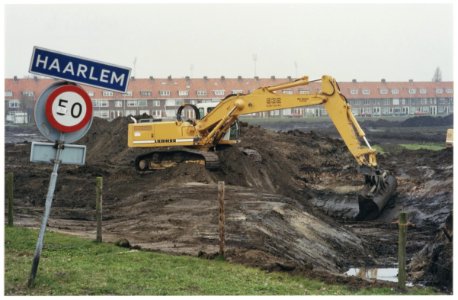 Vondelweg met op de voorgrond de aanleg van een nieuw volkstuinencomplex in de Hekslootpolder. NL-HlmNHA 54029709