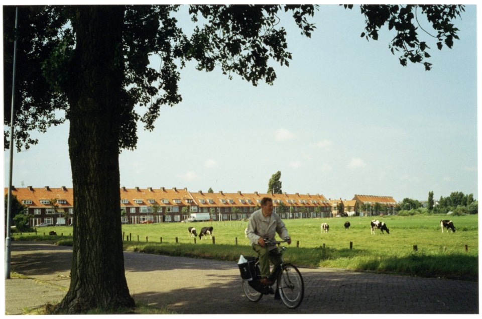 Vondelweg ziende vanaf de Spaarndamseweg naar het noordwesten. NL-HlmNHA 54036072
