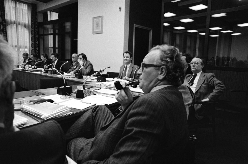Vooraan met pijp Jos van Kemenade tijdens een vergadering van de vaste kamercomm, Bestanddeelnr 931-2721