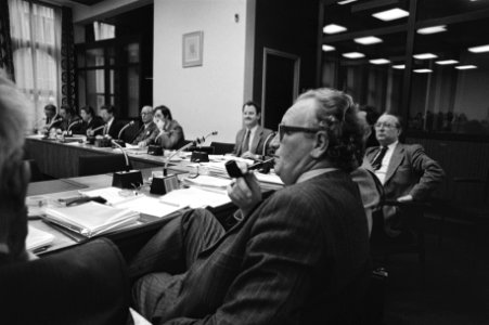 Vooraan met pijp Jos van Kemenade tijdens een vergadering van de vaste kamercomm, Bestanddeelnr 931-2721