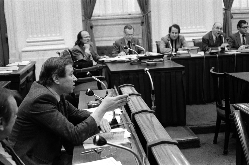 Vooraan Marcel van Dam en op de achtergrond commissieleden tijdens een vergaderi, Bestanddeelnr 931-3103