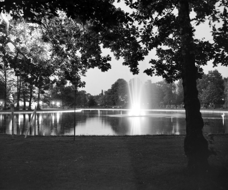 Vondelparkfeesten 1956. Fontein in feestverlichting, Bestanddeelnr 907-8275