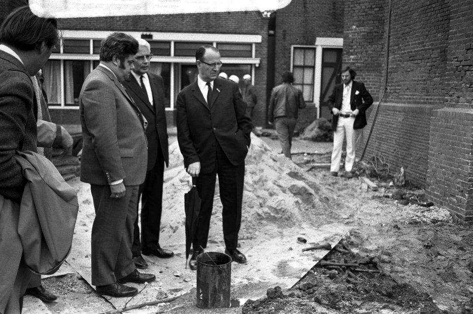 Vonhoff bekijkt de toren in Edam, Bestanddeelnr 925-5774