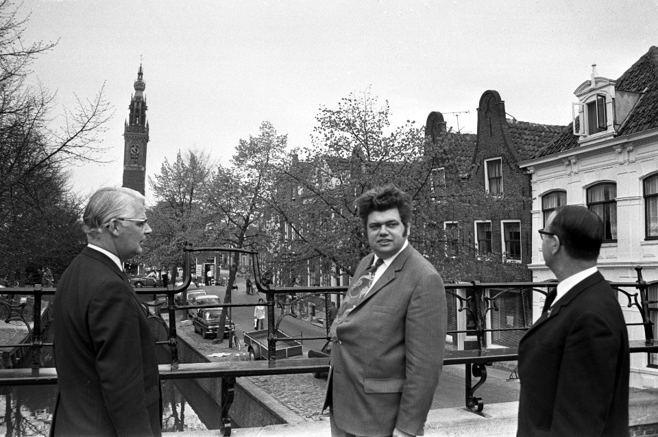 Vonhoff bekijkt de toren in Edam, Bestanddeelnr 925-5772