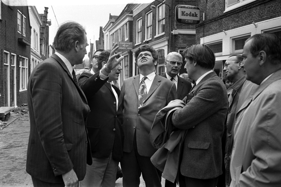 Vonhoff bekijkt de toren in Edam, Bestanddeelnr 925-5773