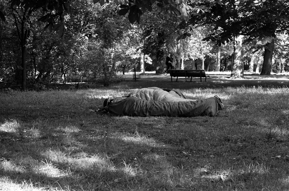 Vondelparkslapers praten met politie, Bestanddeelnr 926-4652