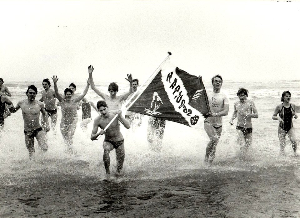 Voor de 27ste maal een nieuwjaarsduik aan het Zandvoortse strand. Geschonken in 1989 door United Photos de Boer bv. - Gepubliceerd in het Haarlems Dagblad van 02-01-1987. Identificatienummer 54-023373