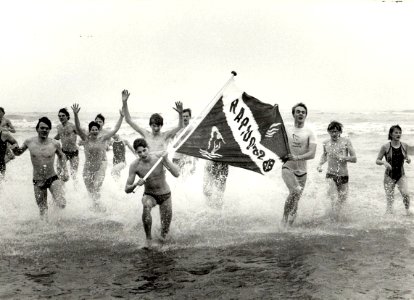 Voor de 27ste maal een nieuwjaarsduik aan het Zandvoortse strand. Geschonken in 1989 door United Photos de Boer bv. - Gepubliceerd in het Haarlems Dagblad van 02-01-1987. Identificatienummer 54-023373