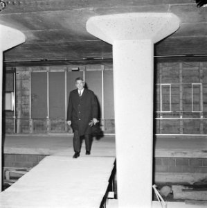 Voor de eerste maal bezocht burgemeester W. Thomassen de metrowerken, Bestanddeelnr 917-7863