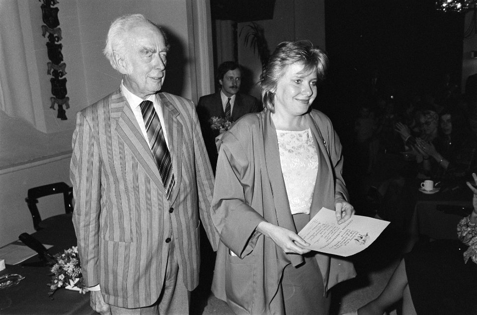 Vonne van der Meer (r) krijgt Geert Jan Lubbenhuizenprijs van Maarten Toonder (l, Bestanddeelnr 933-6449